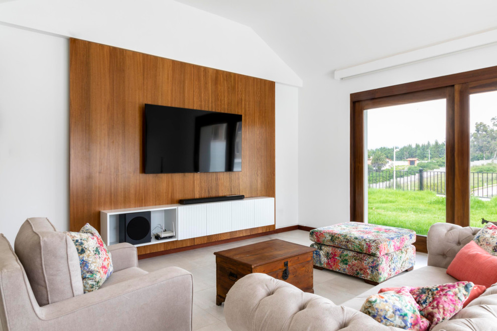 Modernes Wohnzimmer mit TV-Wand und Holzwänden in Sonstige