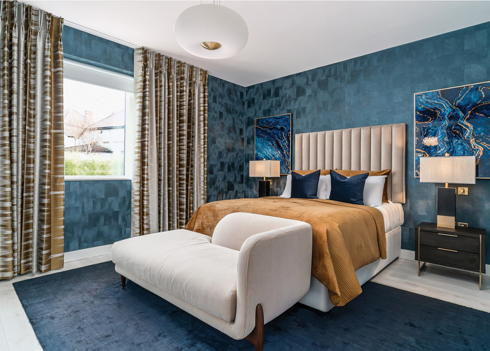 Свежая идея для дизайна: большая хозяйская спальня в современном стиле с синими стенами, полом из ламината, серым полом и обоями на стенах - отличное фото интерьера