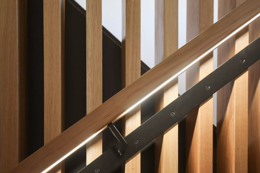 Idéer för en mellanstor modern rak trappa, med heltäckningsmatta och räcke i trä