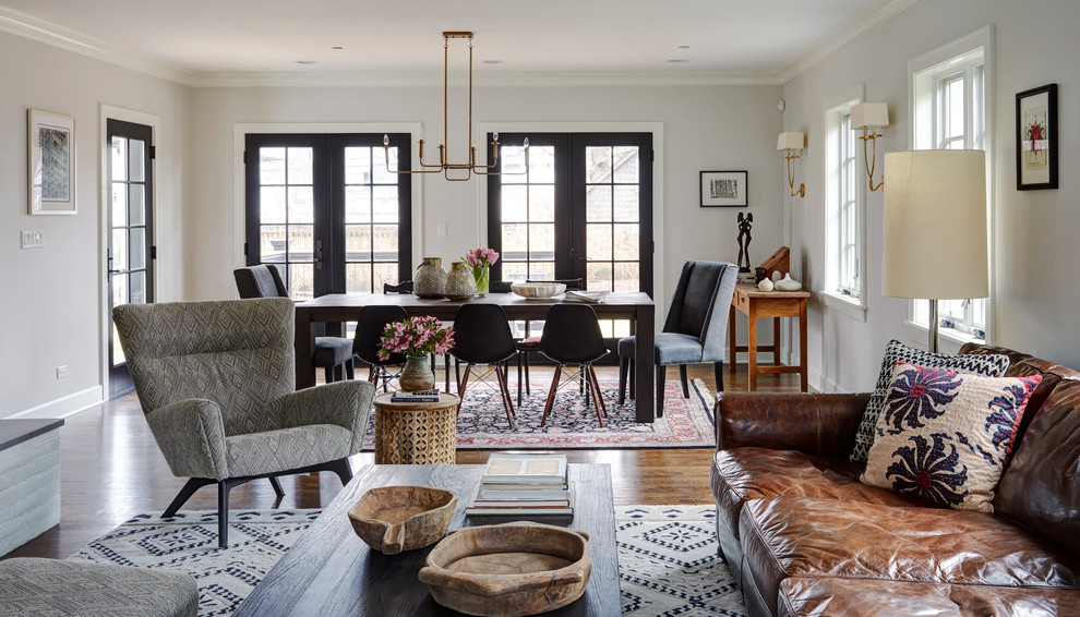 Example of a transitional home design design in Chicago
