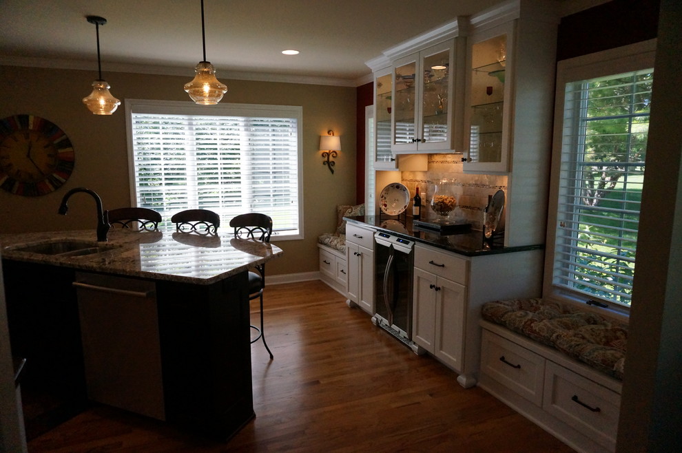 Transitional kitchen photo in Minneapolis