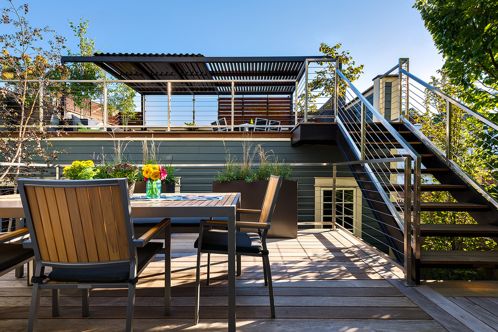 Design ideas for a contemporary backyard deck in Chicago with a container garden.