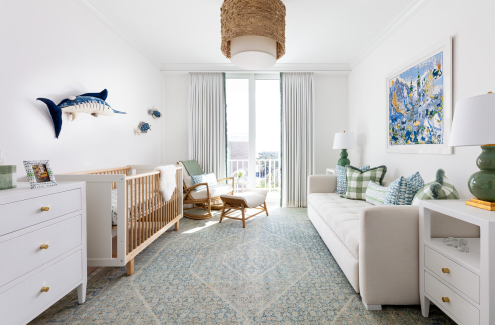 Diseño de habitación de bebé neutra clásica renovada con paredes blancas, suelo de madera en tonos medios y suelo marrón