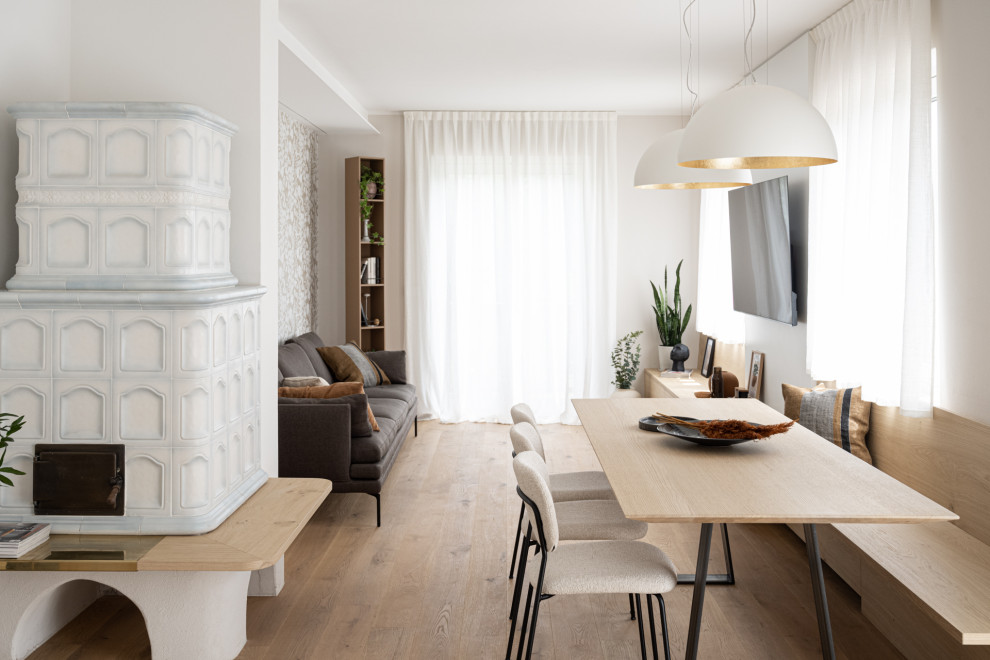 Kleine Moderne Wohnküche mit weißer Wandfarbe, Kaminofen und Tapetenwänden in Sonstige