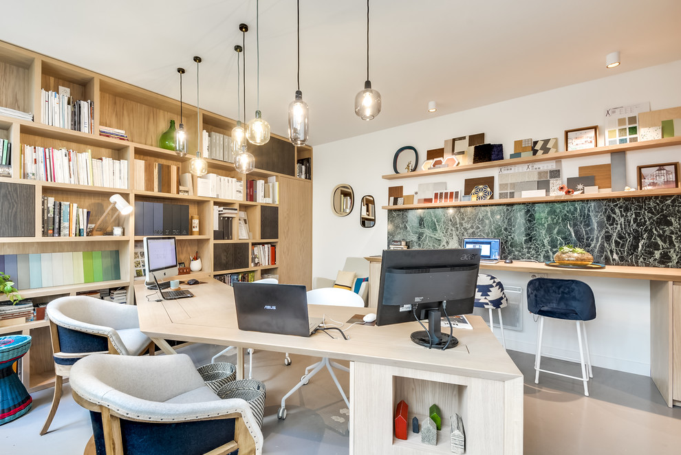 Cette photo montre un bureau tendance de taille moyenne avec un mur blanc, un bureau intégré et un sol gris.