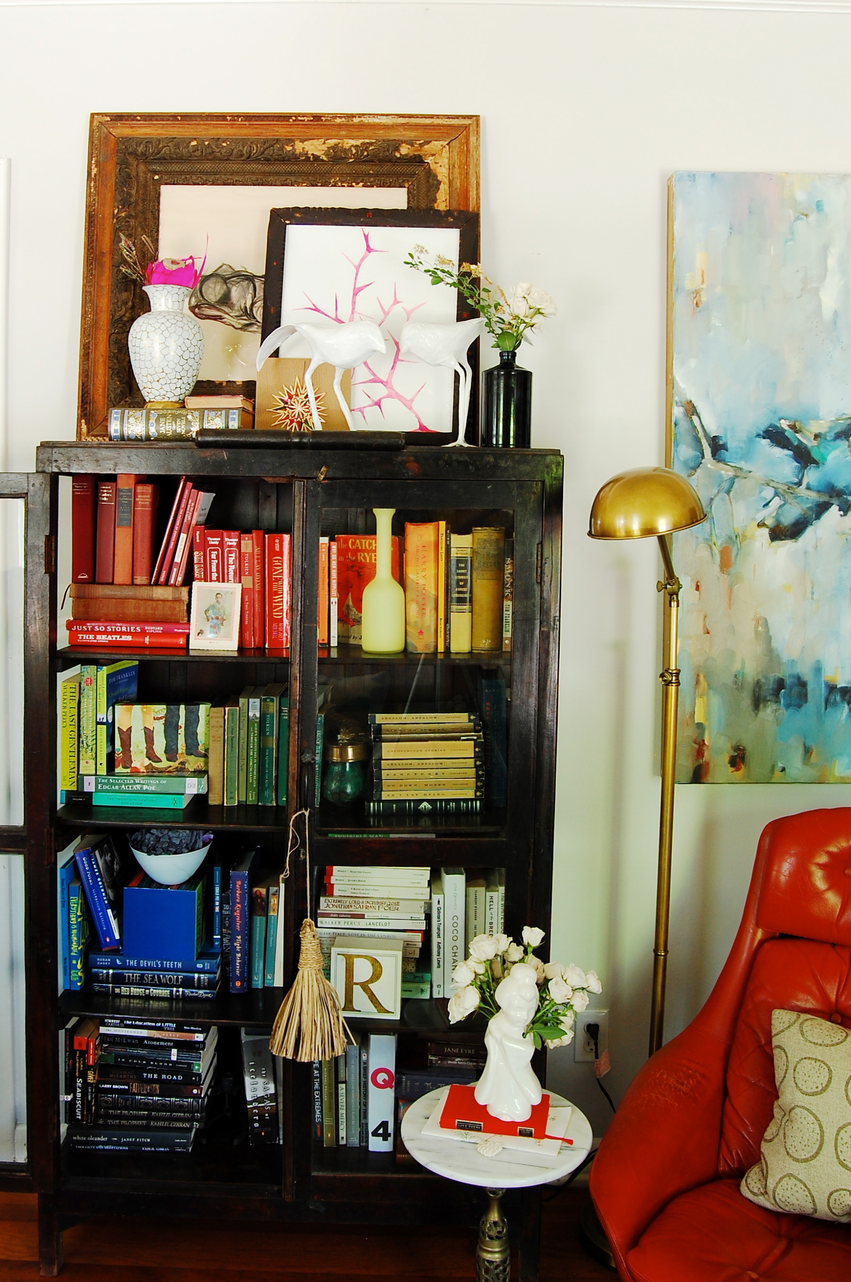 Книжные шкафы в интерьере дома — полки и стеллажи с литературой в домашней библиотеке