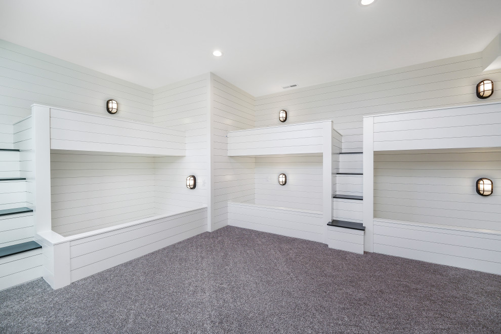 Immagine di una grande camera degli ospiti minimalista con pareti grigie, moquette, pavimento grigio e pareti in perlinato
