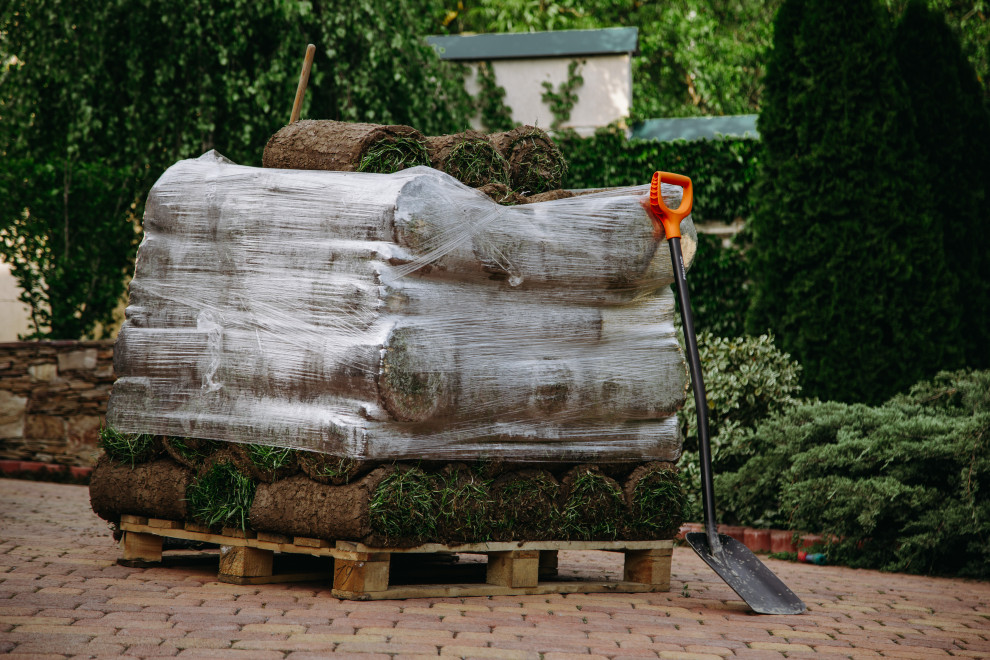 Монтаж системы автоматического полива и укладка рулонного газона в Новороссийске