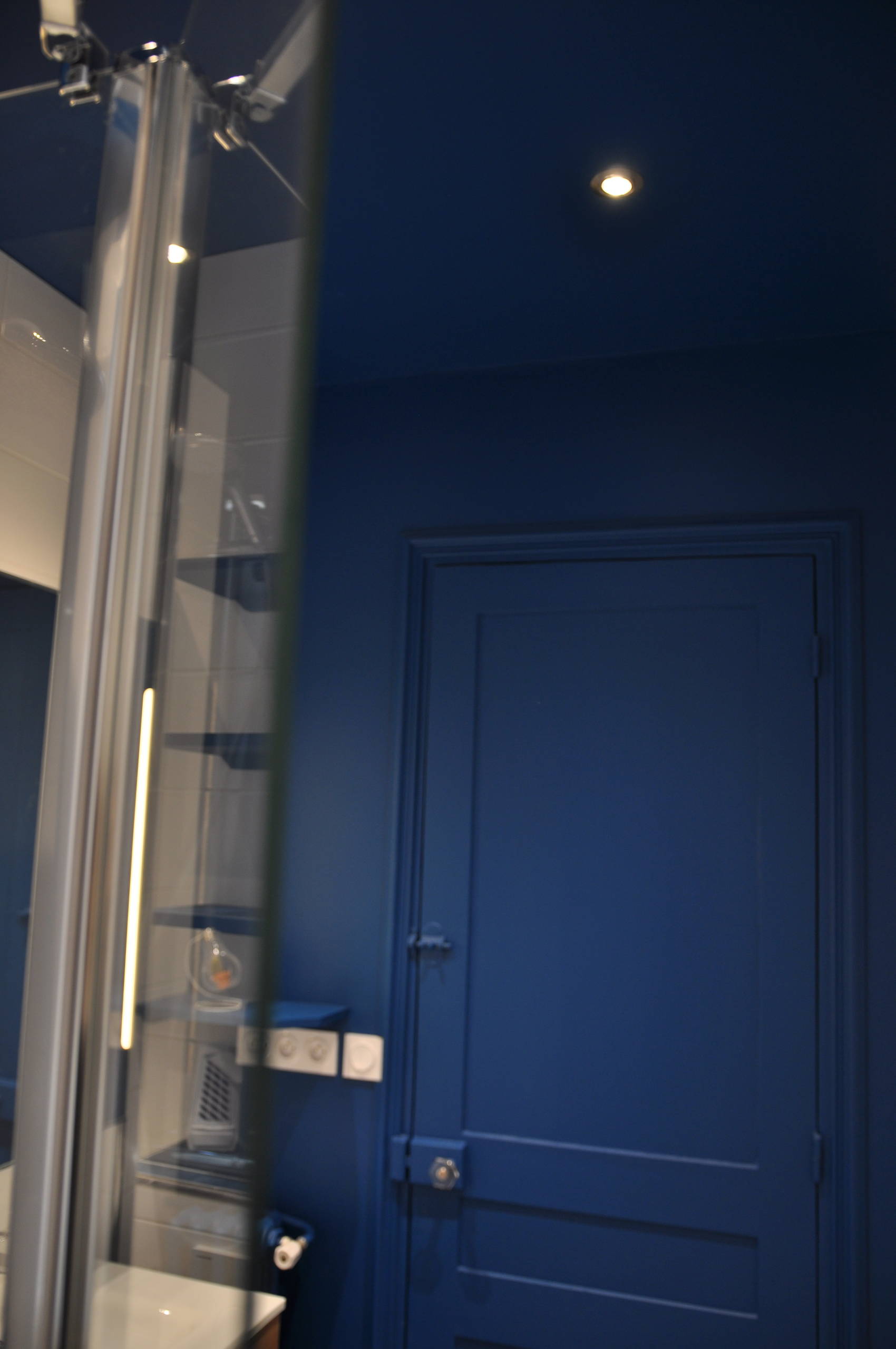 salle de bain bleu et blanc