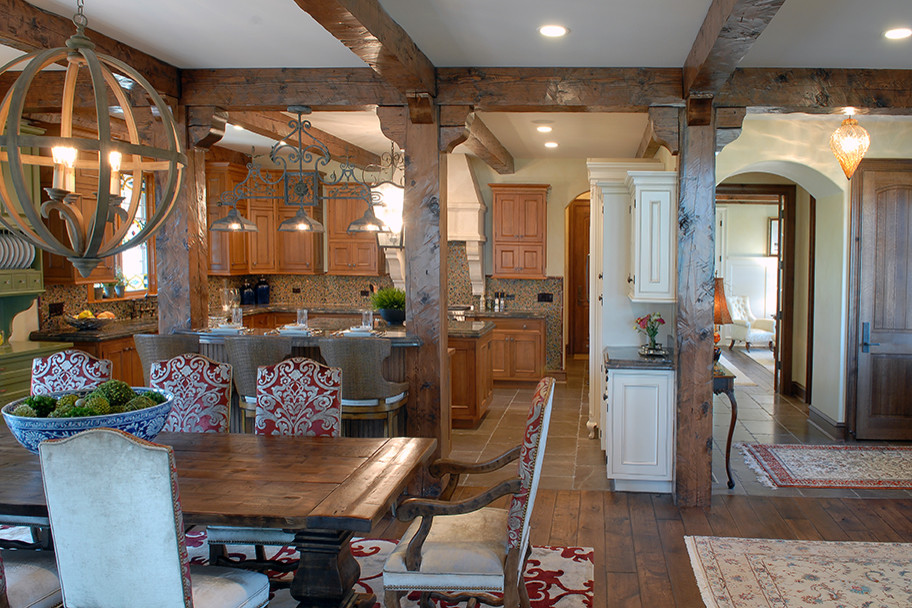 Пример оригинального дизайна: большая кухня-столовая с паркетным полом среднего тона, коричневым полом и балками на потолке