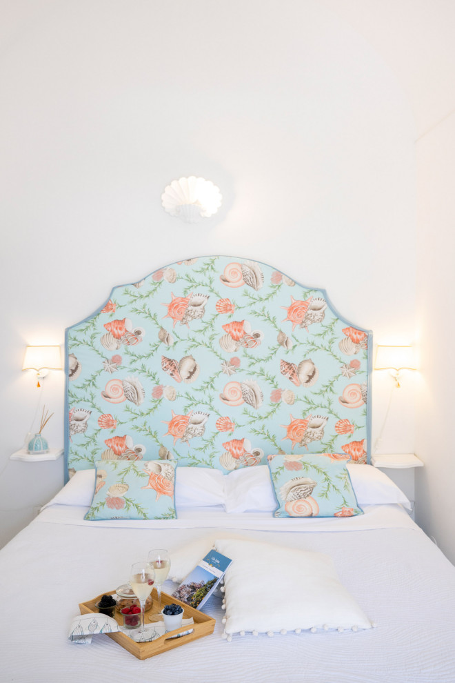 Ispirazione per una camera matrimoniale mediterranea con pareti bianche, pavimento con piastrelle in ceramica e pavimento bianco