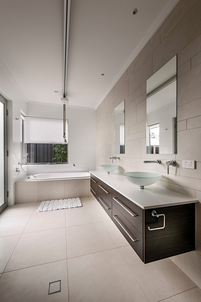 Esempio di una grande stanza da bagno contemporanea con ante marroni, piastrelle bianche, top in quarzo composito, top beige, due lavabi e mobile bagno sospeso