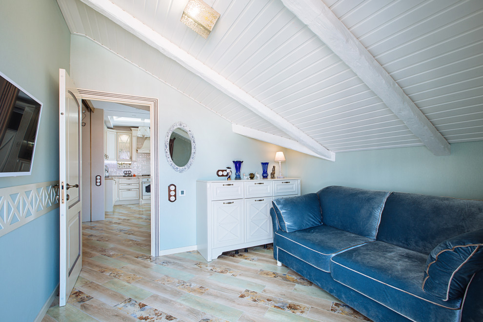 Современная интерпретация стиля "Шебби-шик" в двухкомнатной квартире на мансарде