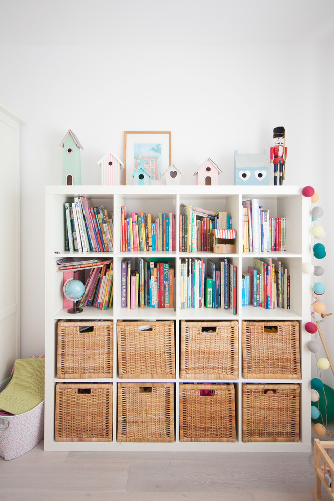 Mid-sized contemporary kids' study room in Madrid with light hardwood floors, beige floor and white walls for girls and kids 4-10 years old.