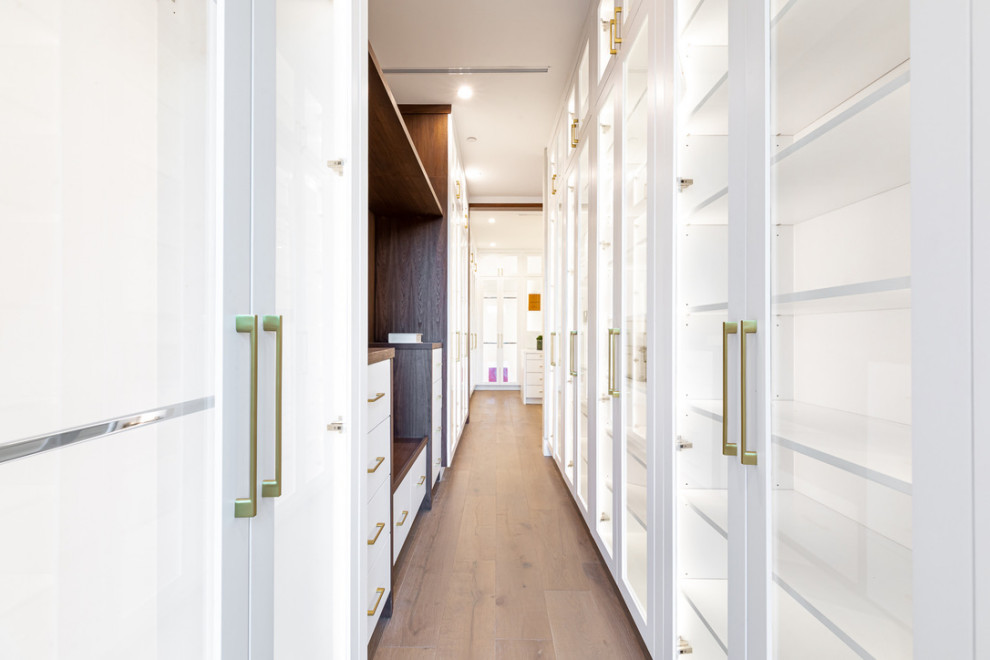 Inspiration for a contemporary storage and wardrobe in Los Angeles.