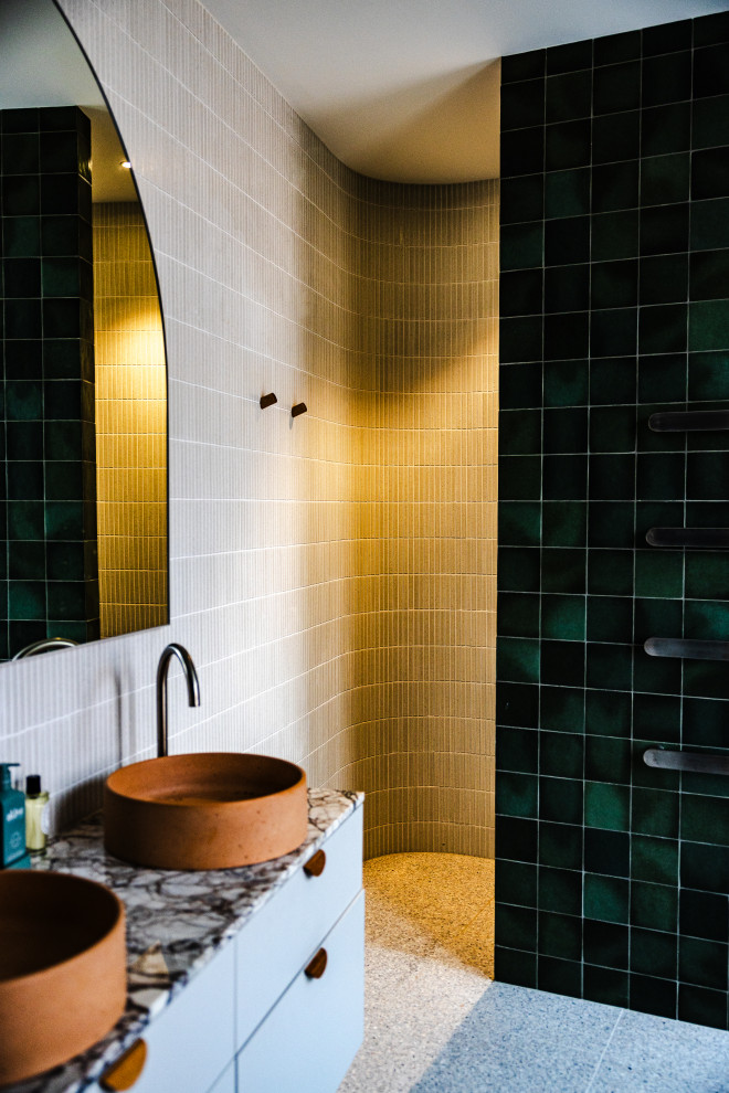 Источник вдохновения для домашнего уюта: большая главная ванная комната в современном стиле с черными фасадами, отдельно стоящей ванной, душем в нише, унитазом-моноблоком, керамической плиткой, зелеными стенами, настольной раковиной, столешницей из искусственного кварца, разноцветным полом, открытым душем, разноцветной столешницей, тумбой под две раковины и подвесной тумбой