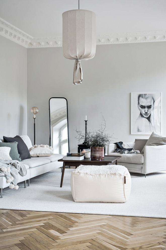 Scandinavian formal enclosed living room in Gothenburg with light hardwood floors and beige floor.