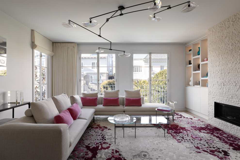 Idee per un grande soggiorno design aperto con pareti bianche, moquette, camino classico, TV nascosta e pavimento multicolore