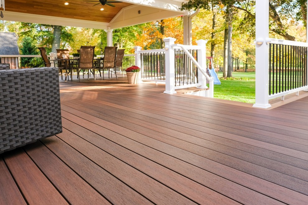 Deck container garden - mid-sized transitional backyard deck container garden idea with a roof extension