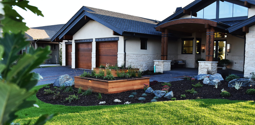 Inspiration for a mid-sized transitional full sun front yard mulch landscaping.