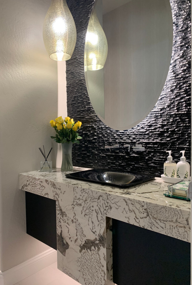 Moderne Gästetoilette mit schwarzen Fliesen, Marmorfliesen, beiger Waschtischplatte, schwebendem Waschtisch und Tapetenwänden in Phoenix