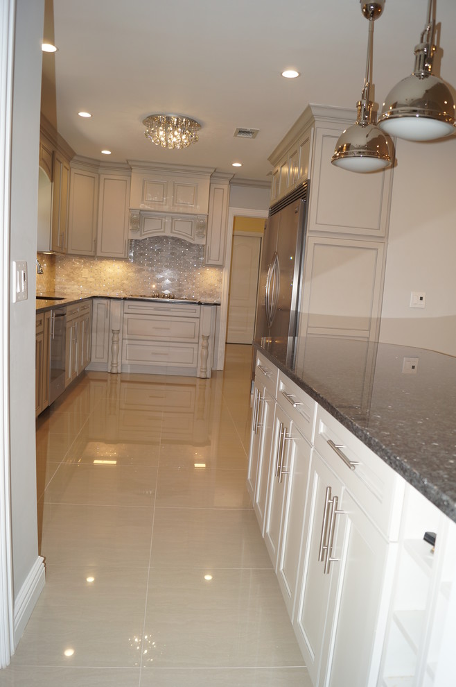 Kitchen - transitional kitchen idea in New York