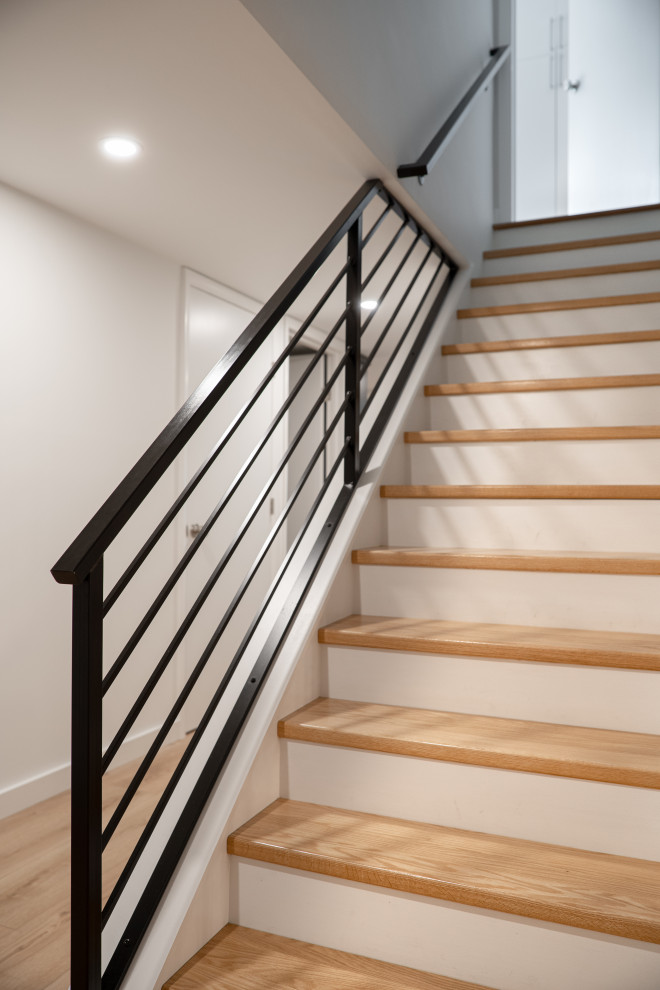 На фото: лестница среднего размера в стиле ретро с деревянными стенами с