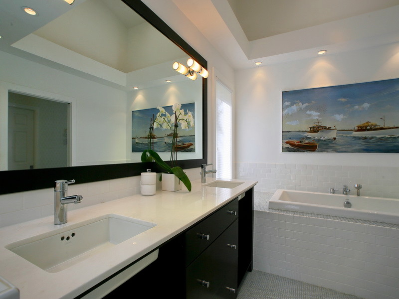Transitional bathroom in Tampa.