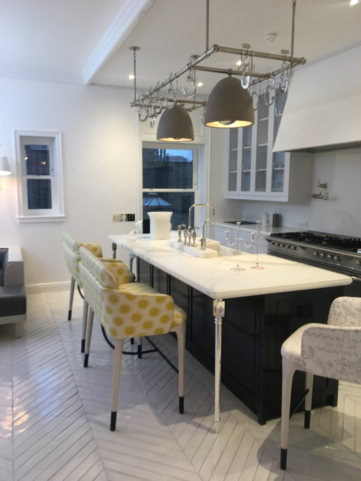 Kitchen - kitchen idea in Austin