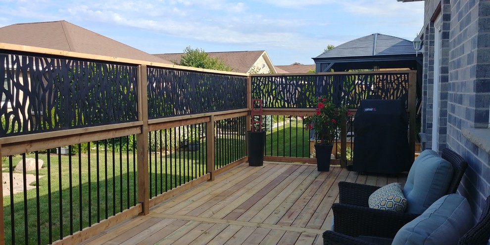 Inspiration for a timeless deck remodel in Toronto