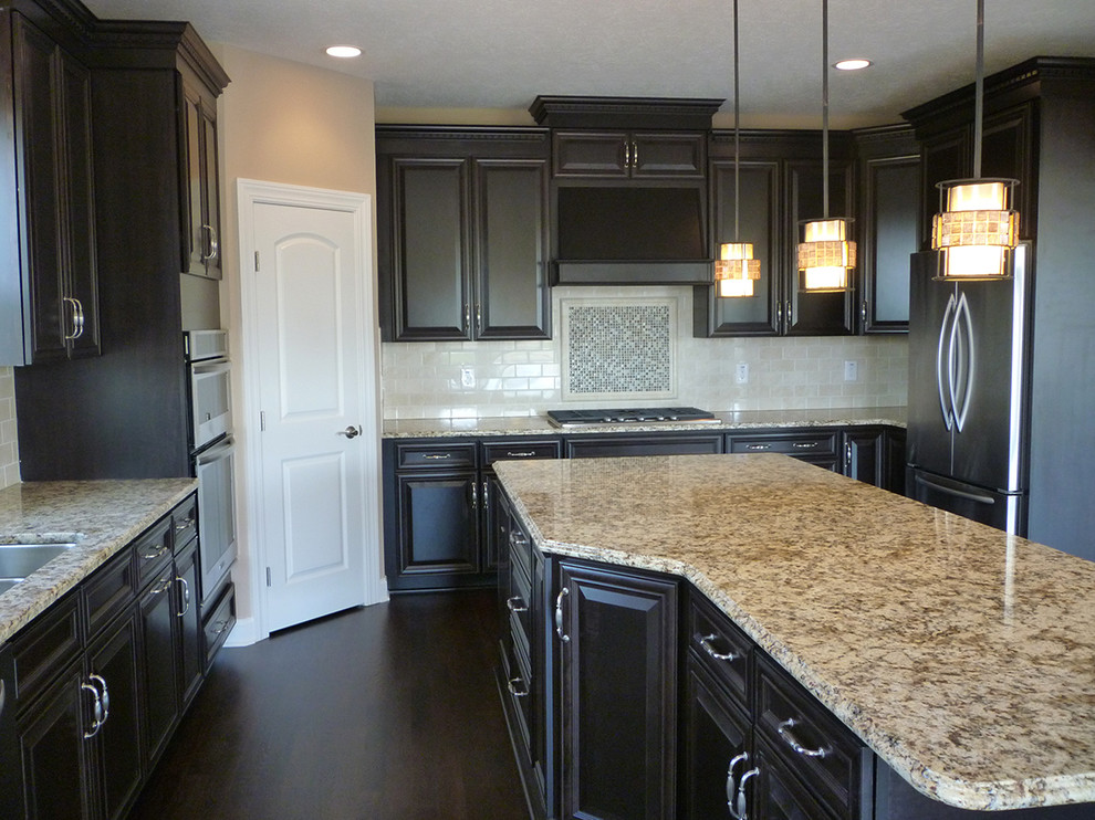 Example of a transitional kitchen design in Columbus