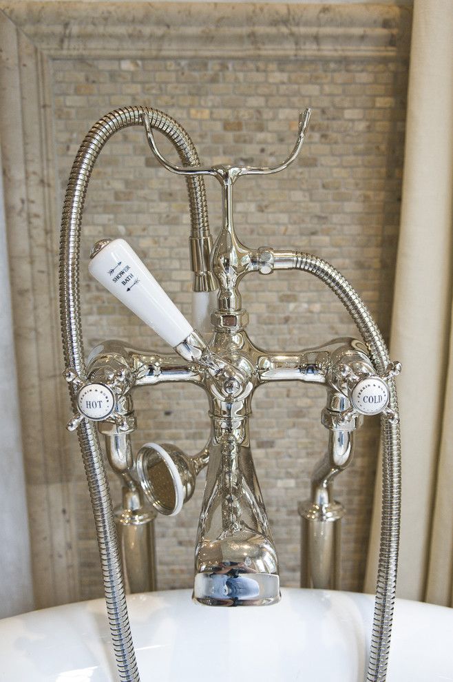 Ispirazione per una stanza da bagno tradizionale con piastrelle diamantate e panca da doccia