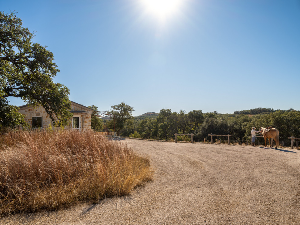 Photo of a farmhouse landscaping in Austin.