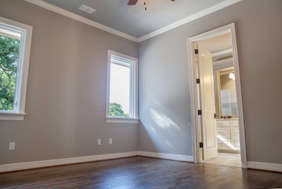Example of a transitional home design design in Dallas