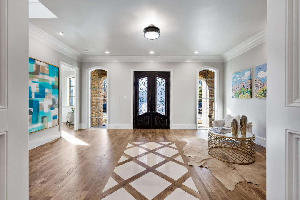 Foyer mit Doppeltür und schwarzer Haustür in Dallas