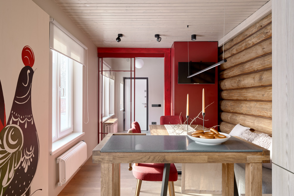 Кухня с верстаком и красная лестница