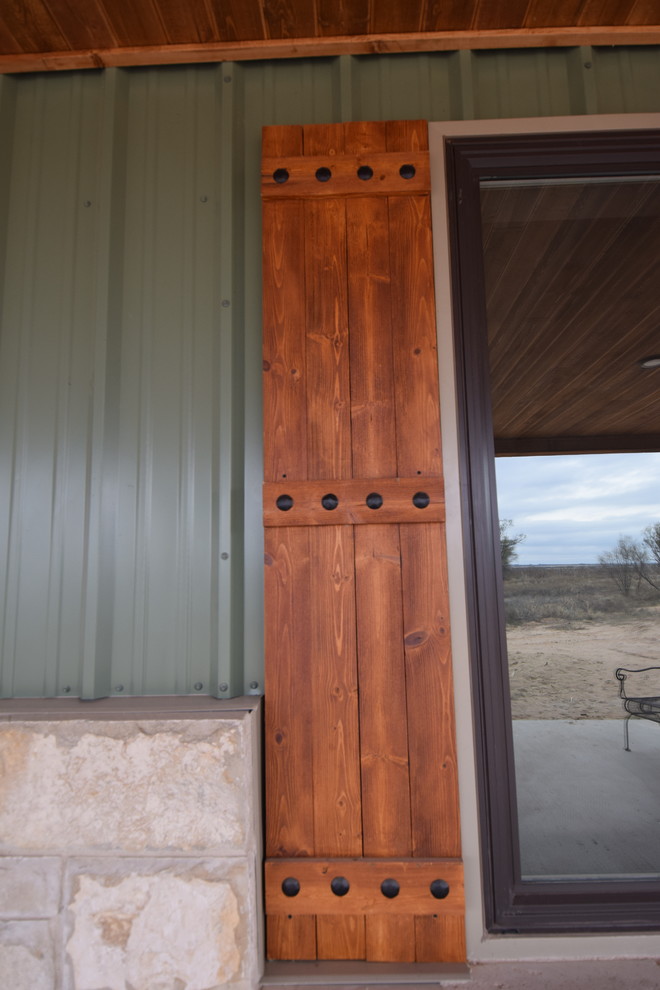 Example of a mountain style home design design in Austin
