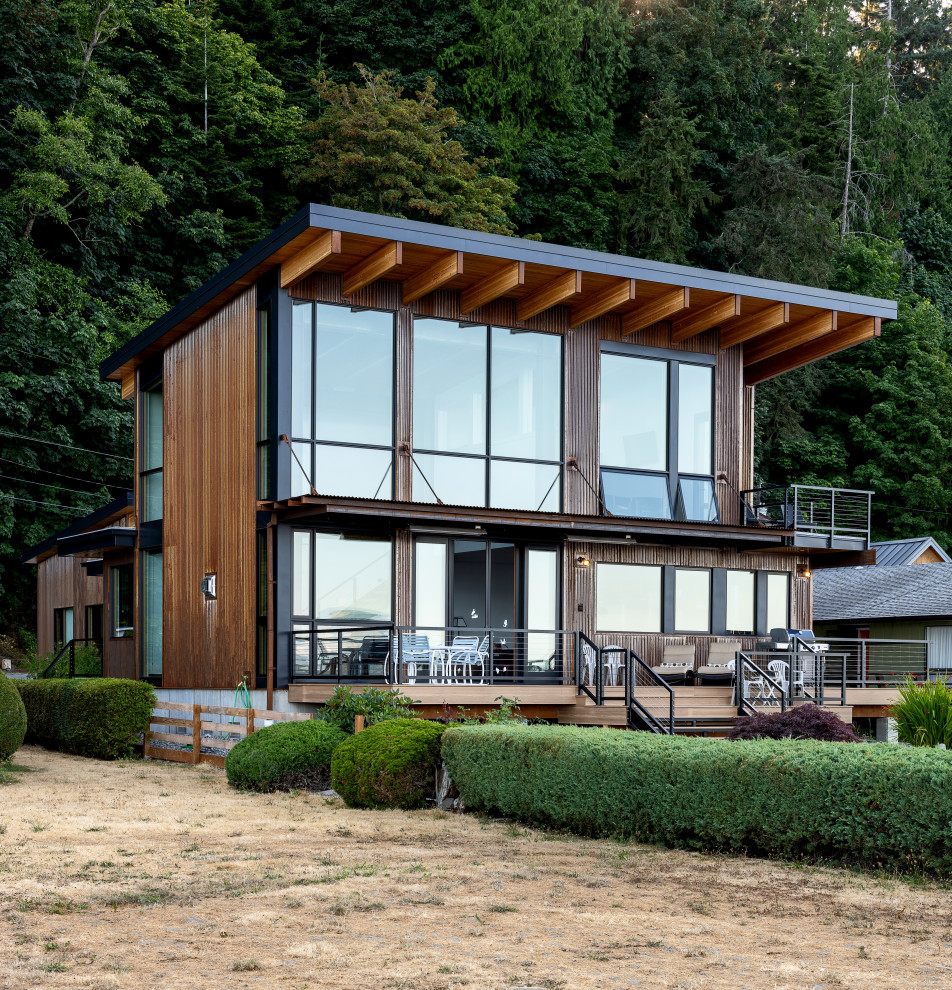 Idee per la facciata di una casa marrone moderna a due piani di medie dimensioni con rivestimenti misti, copertura in metallo o lamiera e tetto nero