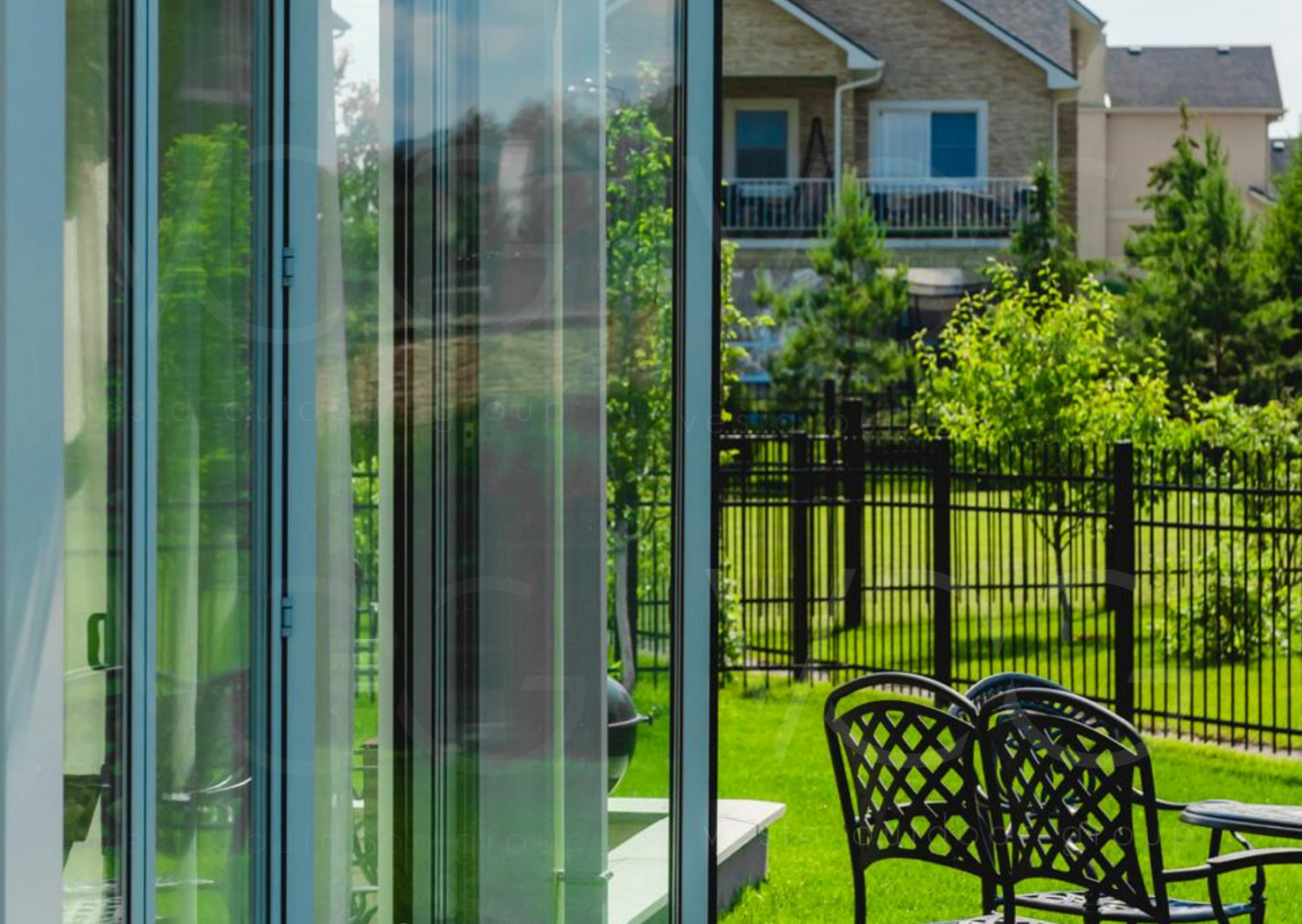 Стеклянная веранда с теплым поворотно-сдвижным и холодным безрамным остеклением