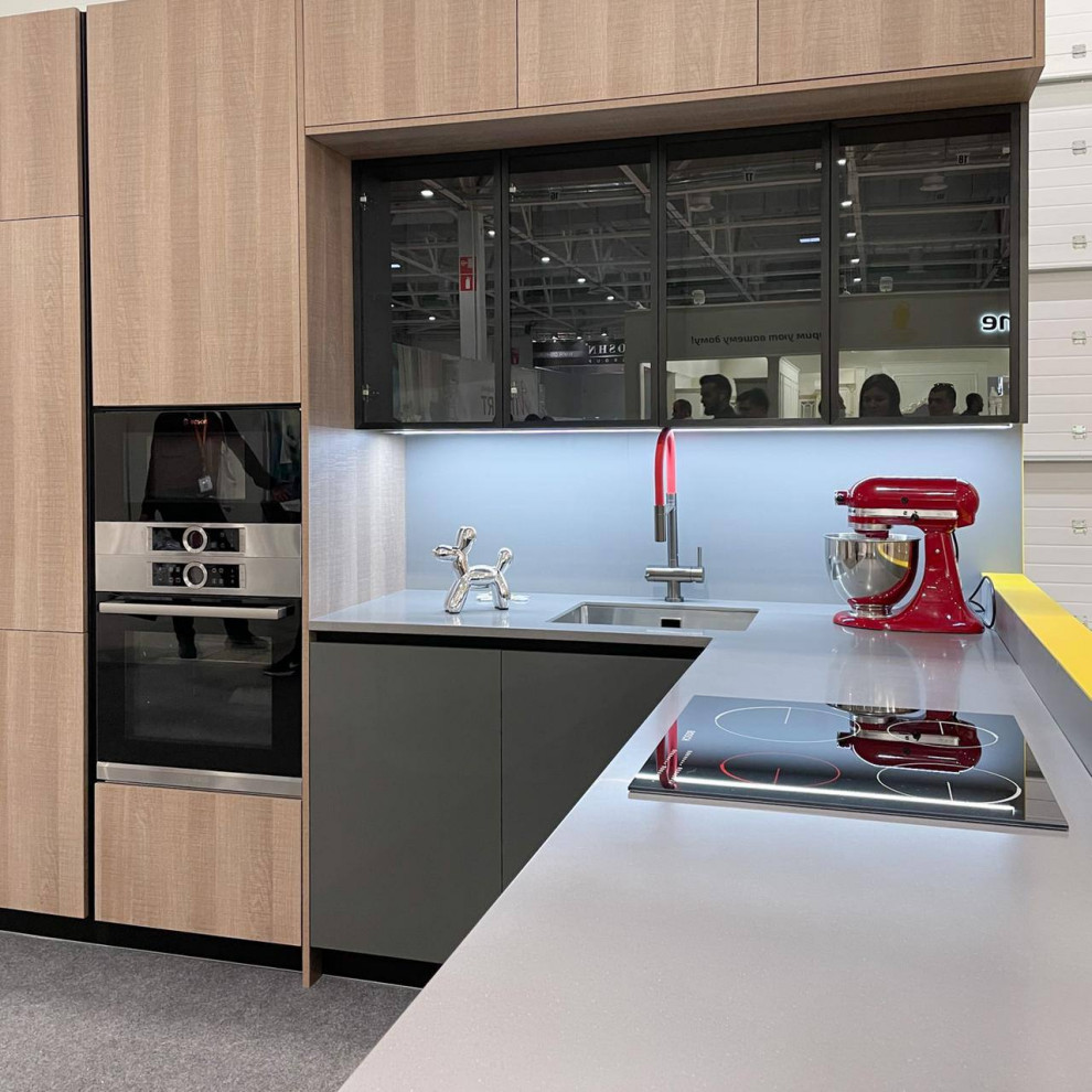 Современная кухня с антресолями и столешницей из искусственного камня