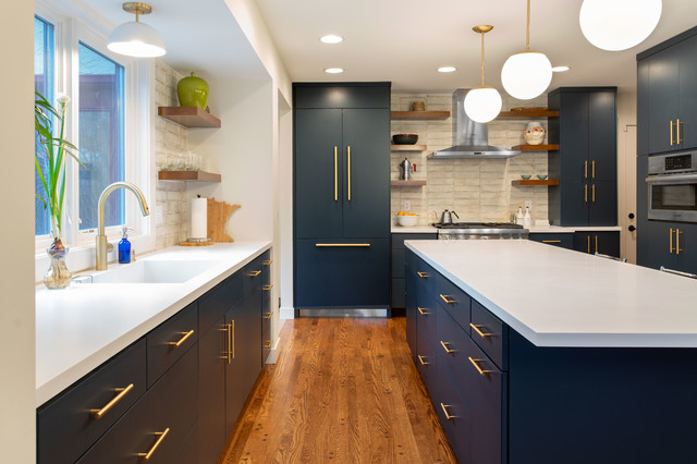 Transitional Navy Kitchen nyklassisk-koekken