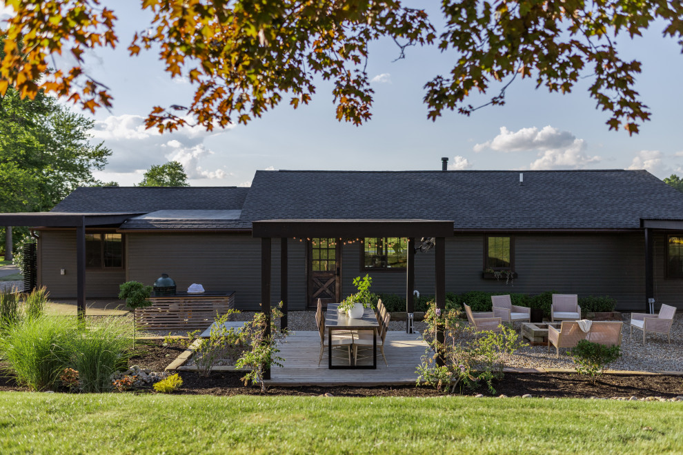 Diseño de fachada de casa negra y gris con revestimiento de vinilo y tejado de teja de madera