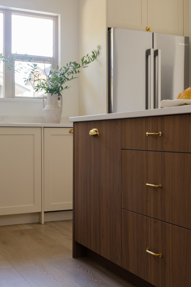 Transitional kitchen photo in Vancouver