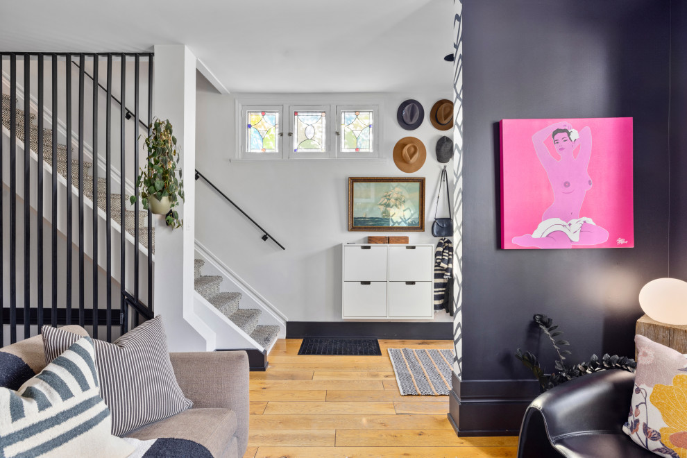 Transitional entryway photo in Toronto