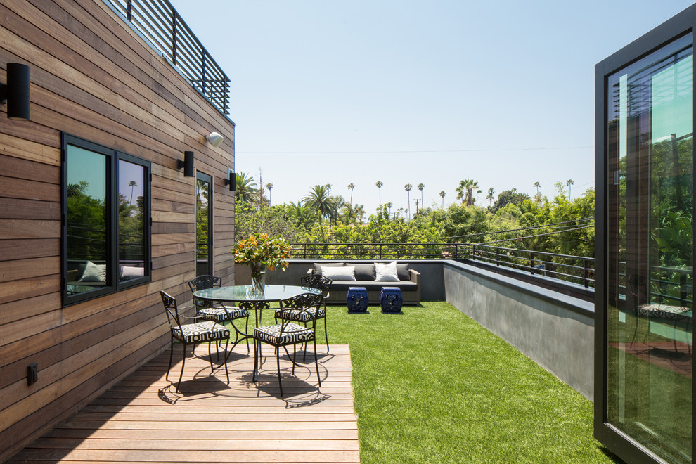 Small contemporary rooftop and rooftop deck in Los Angeles with no cover.