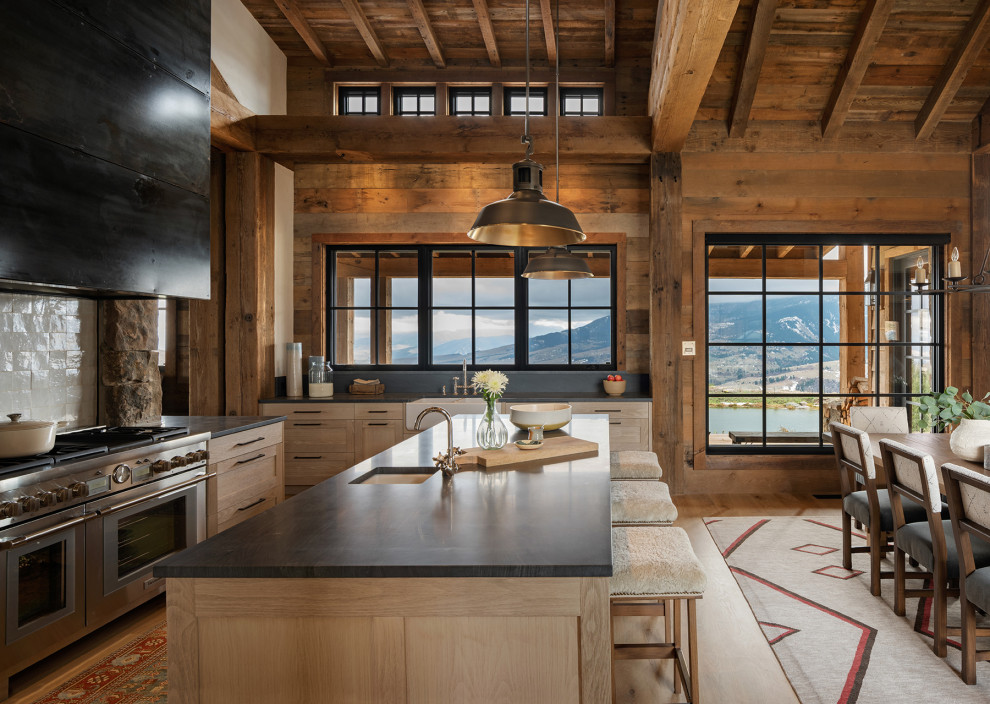 Foto de cocina comedor rústica grande con fregadero sobremueble, suelo de madera clara, una isla, encimeras grises y vigas vistas