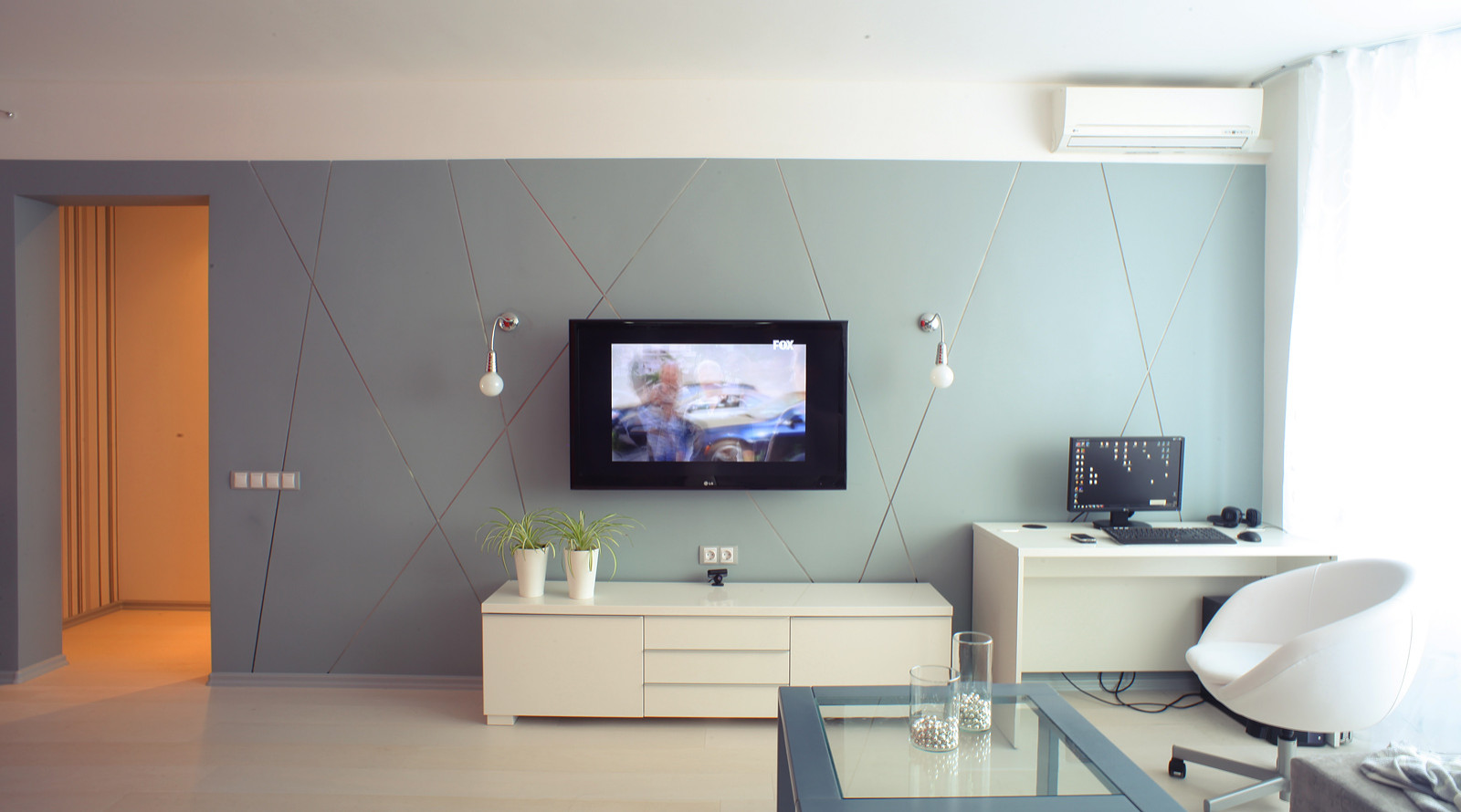 Квартира в Москве : красный на черно-белом