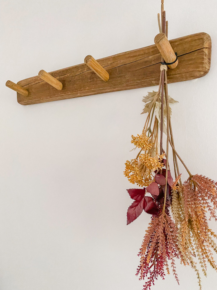 Ejemplo de hall pequeño con paredes blancas, suelo de madera en tonos medios y suelo beige