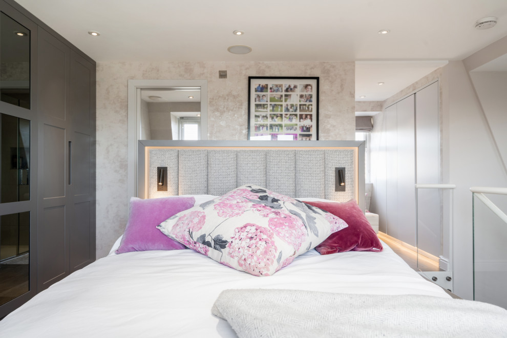 Mittelgroßes Schlafzimmer mit rosa Wandfarbe und Tapetenwänden in London