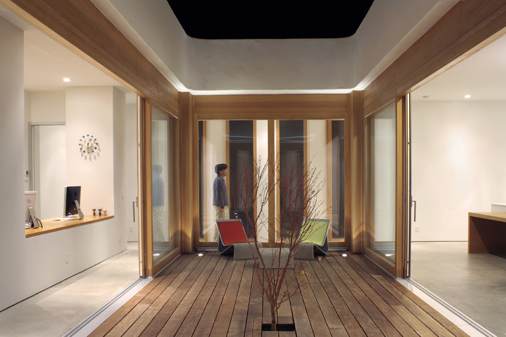 Kleiner, Unbedeckter Moderner Patio im Innenhof mit Dielen in Stuttgart